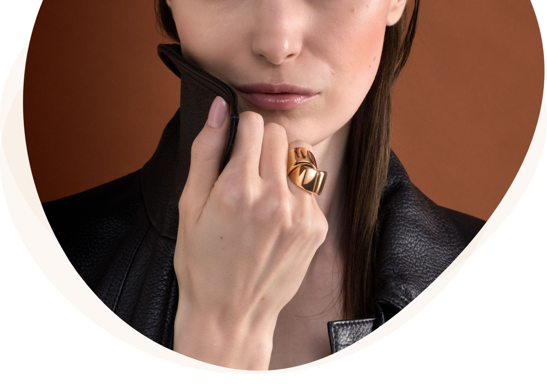 vhernier ring in rose gold on model