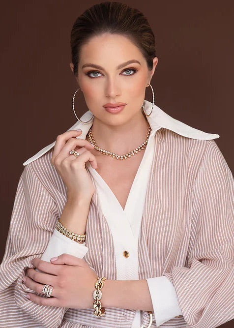 fall jewelry trends on model