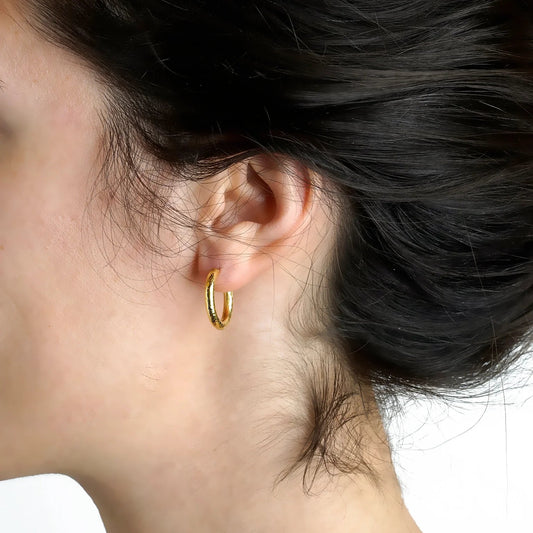 Elizabeth Locke Small Hammered Yellow Gold Hoop Earrings