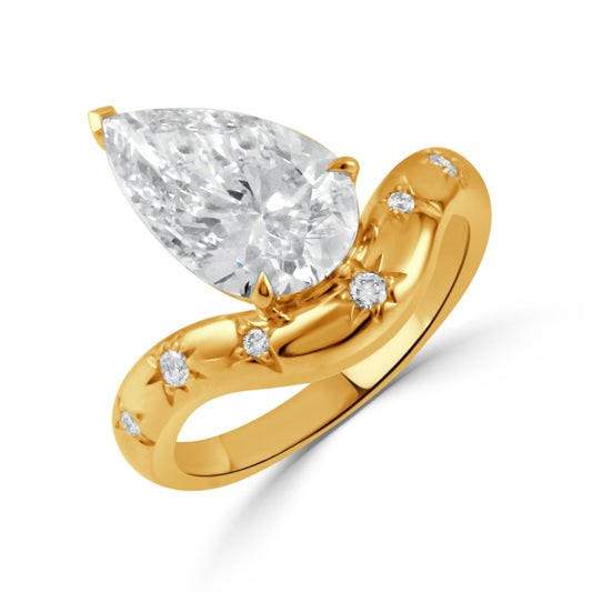Doves Pouf 18K Yellow Gold Pear Shaped Lab-Grown Diamond Ring