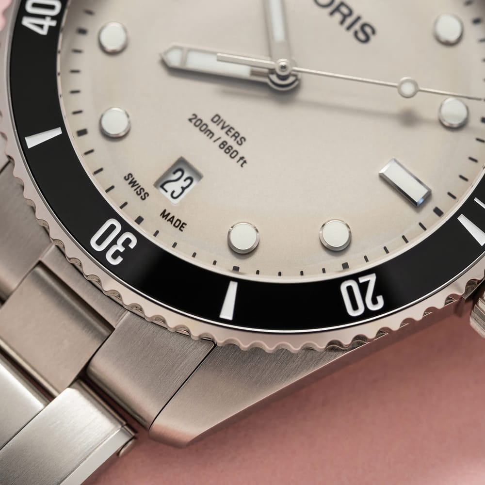 39MM ORIS DIVER'S DATE, STEEL CASE AND BRACELET, BEIGE DIAL.