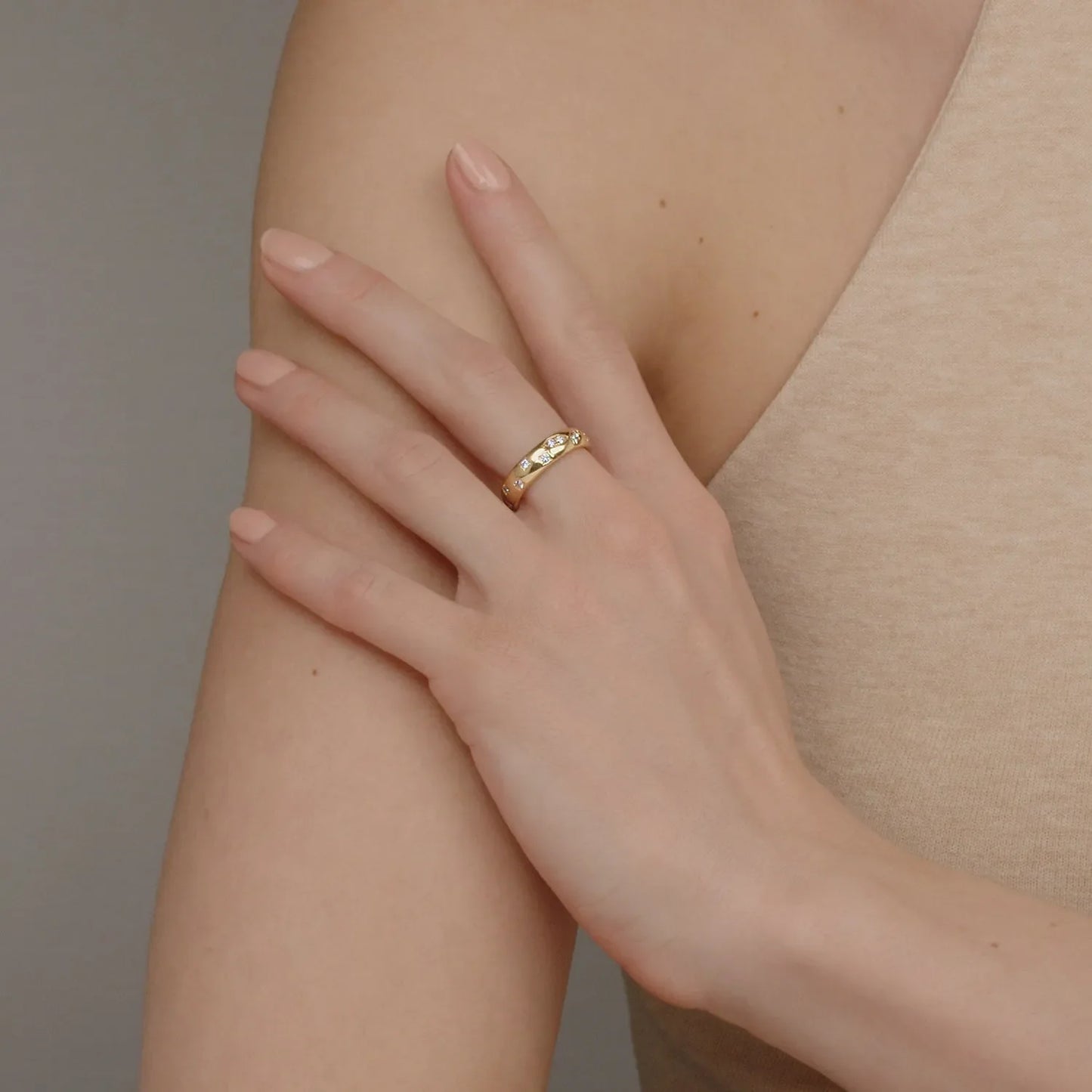 Kwiat Cobblestone Ring with Star-Set Diamonds in 18K Yellow Gold - view 4